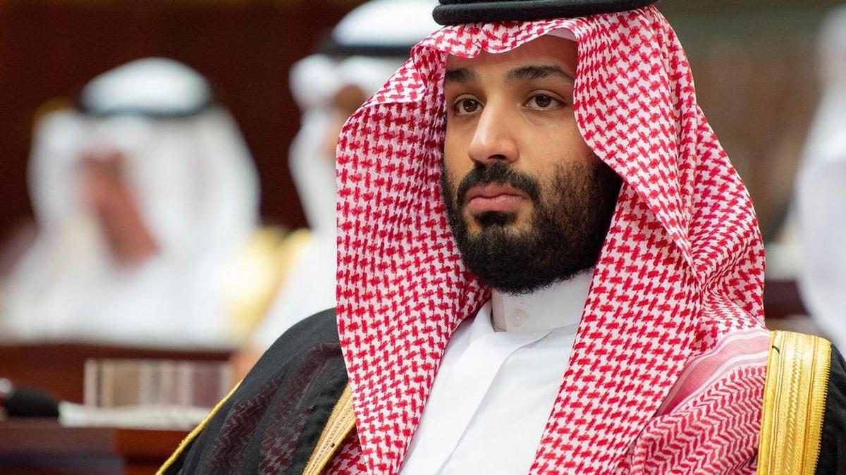 Fotografía facilitada por el Palacio Real Saudí que muestra al príncipe heredero saudí, Mohamed bin Salmán, durante el Consejo de la Shura, un órgano consultivo, celebrado en Riad (Arabia Saudí) el 19 de noviembre del 2018.