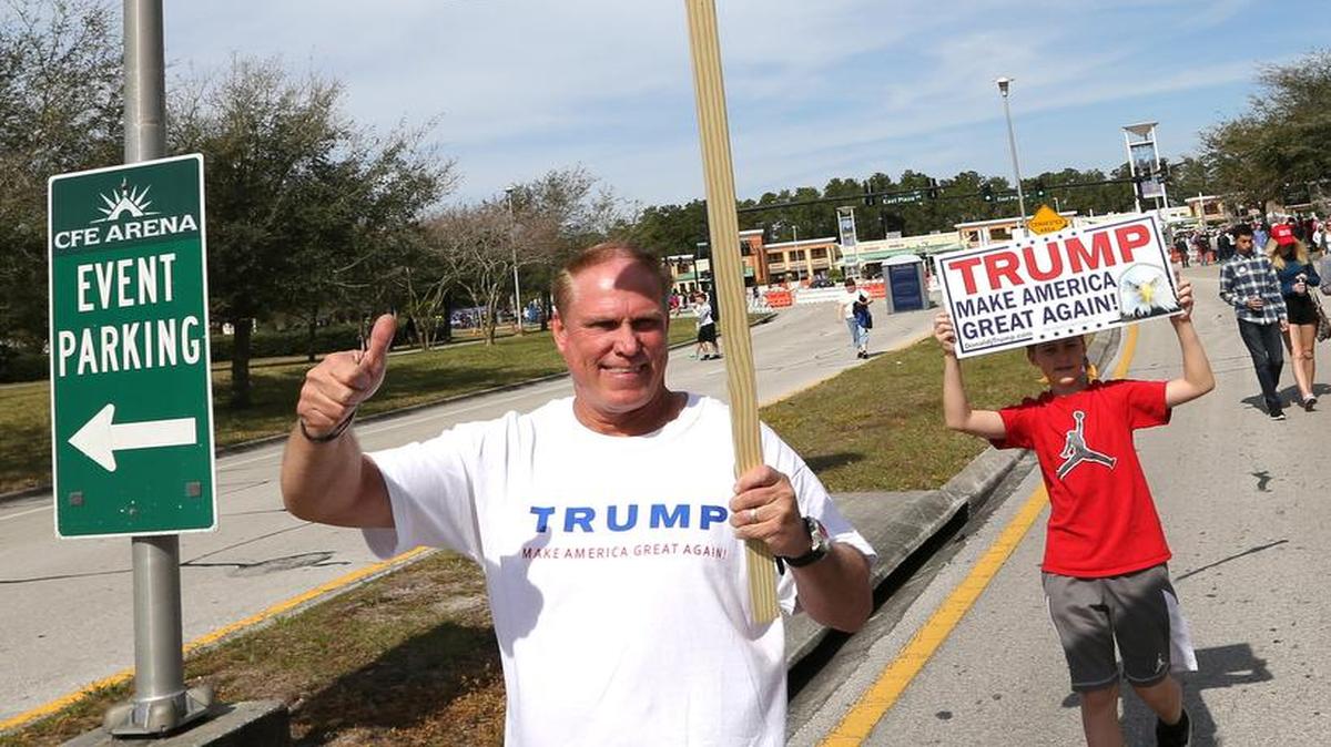 Un partidario de Donald Trump marcha el sábado en Orlando.