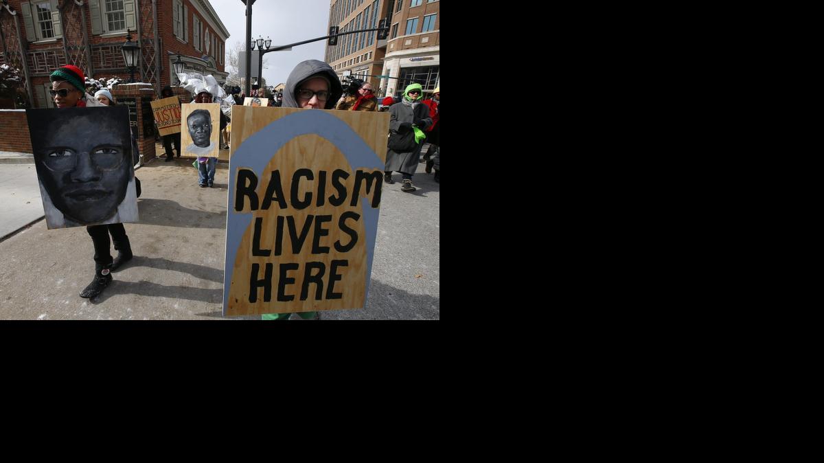
Varios manifestantes marchan pidiendo justicia en el caso de Michael Brown, en Clayton, Misuri, Estados Unidos, hoy 17 de noviembre de 2014. Los congregados en la ciudad esperan el veredicto del jurado sobre el caso del ex agente de policía Darren Wilson, quien el pasado 9 de agosto disparó seis veces al joven afroamericano de 18 años Michael Brown, que iba desarmado, en Ferguson, Misuri.

