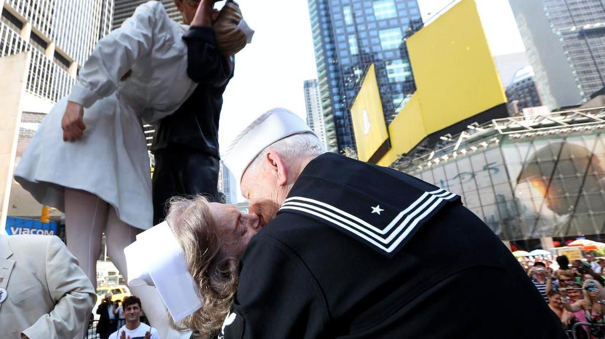 
Una pareja de ancianos, Ray y Ellie Williams, que se casaron el 15 de agosto de 1945, eran los invitados de honor, tras arribar especialmente desde Georgia.
