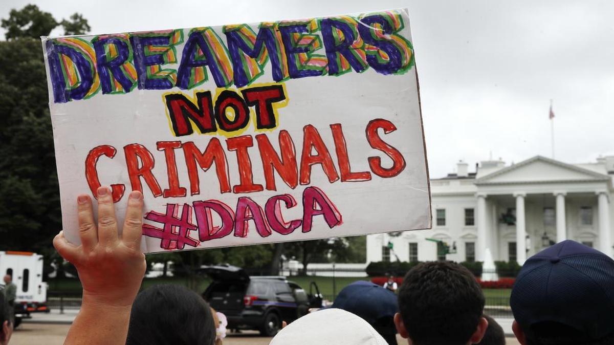 Una persona sostiene un letrero de apoyo al programa DACA del gobierno de Obama, en una manifestación celebrada el 15 de agosto del 2017.