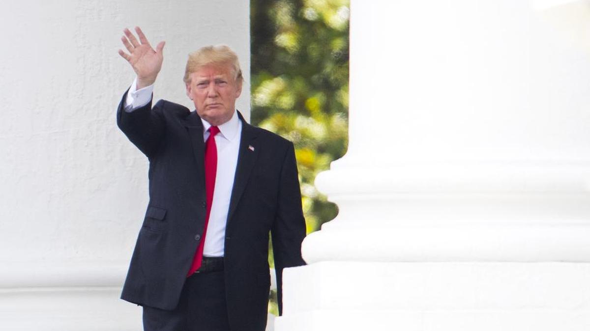 El presidente Donald Trump saluda al salir de la Casa Blanca el 5 de julio del 2018 para asistir un evento de campaña.