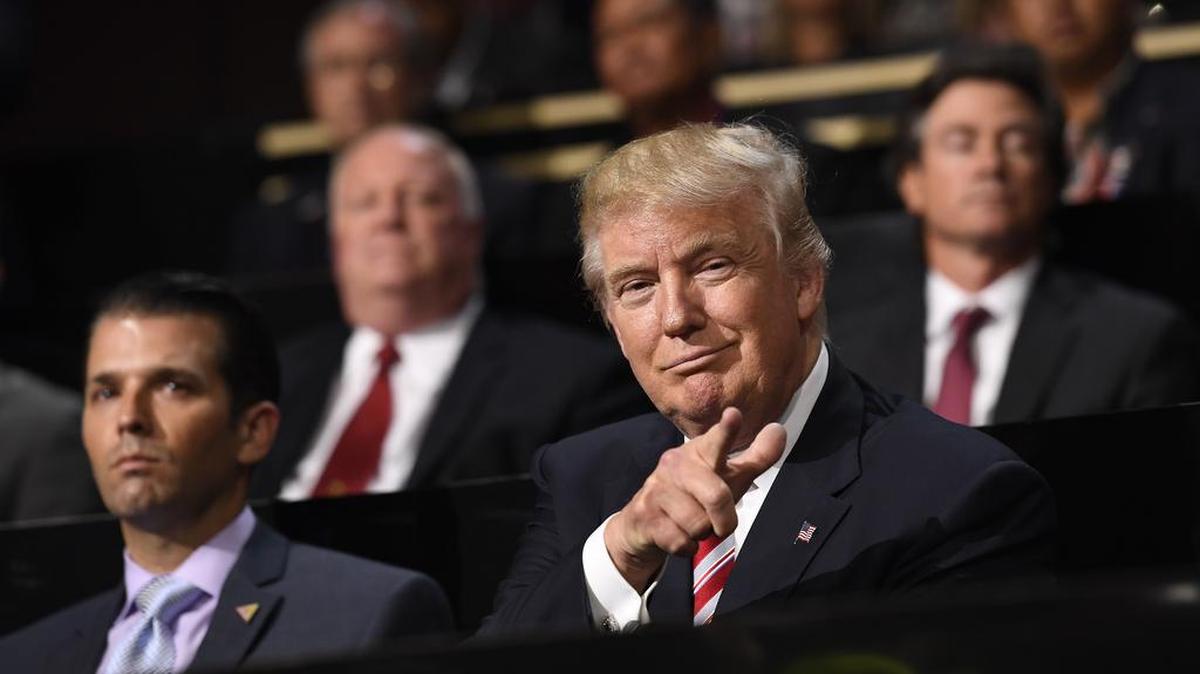 Donald Trump y su hijo Donald Trump Jr. durante la Convención Nacional del Partido Republicano el 20 de julio de 2017, en Cleveland, Ohio.