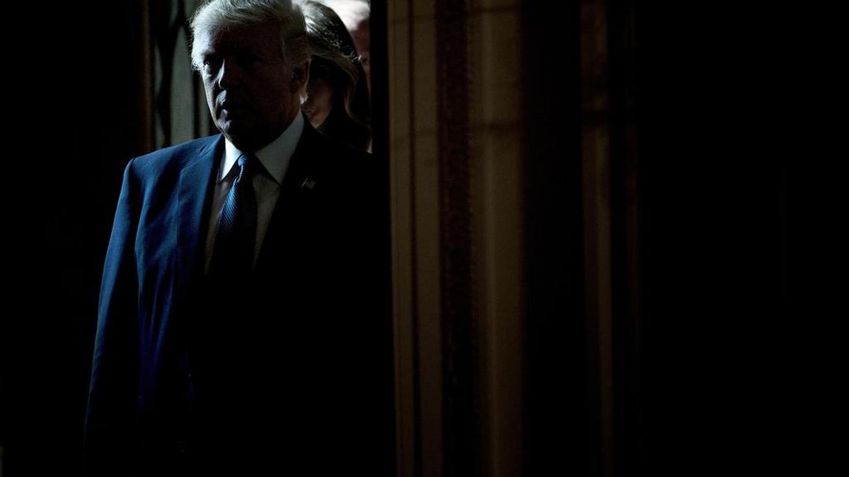 El presidente de los Estados Unidos, Donald Trump, espera para participar en un evento del Mes de la Herencia Hispana en la Sala Este de la Casa Blanca el 6 de octubre de 2017 en Washington, DC.