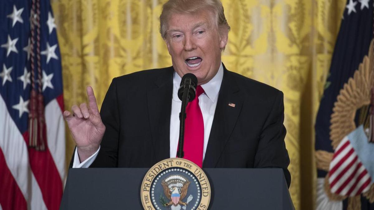 El presidente de Estados Unidos, Donald Trump, responde a los periodistas durante una conferencia de prensa el jueves 16 de diciembre de 2017, en el salón este de La Casa Blanca, en Washington.