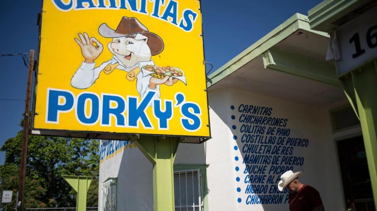 En Carnitas Porky’s, un restaurante en Albuquerque, el menú está en español en una de las paredes.