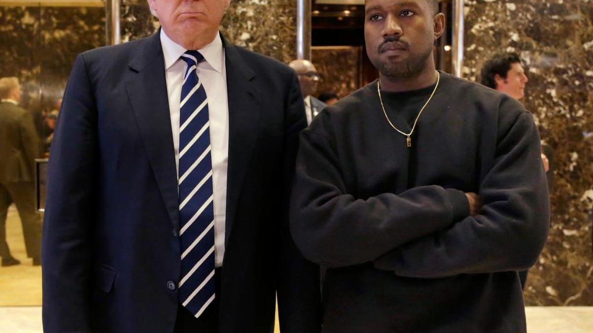El presidente electo Donald Trump junto al cantante rapero Kanye West en el recibidor del Trump Tower.