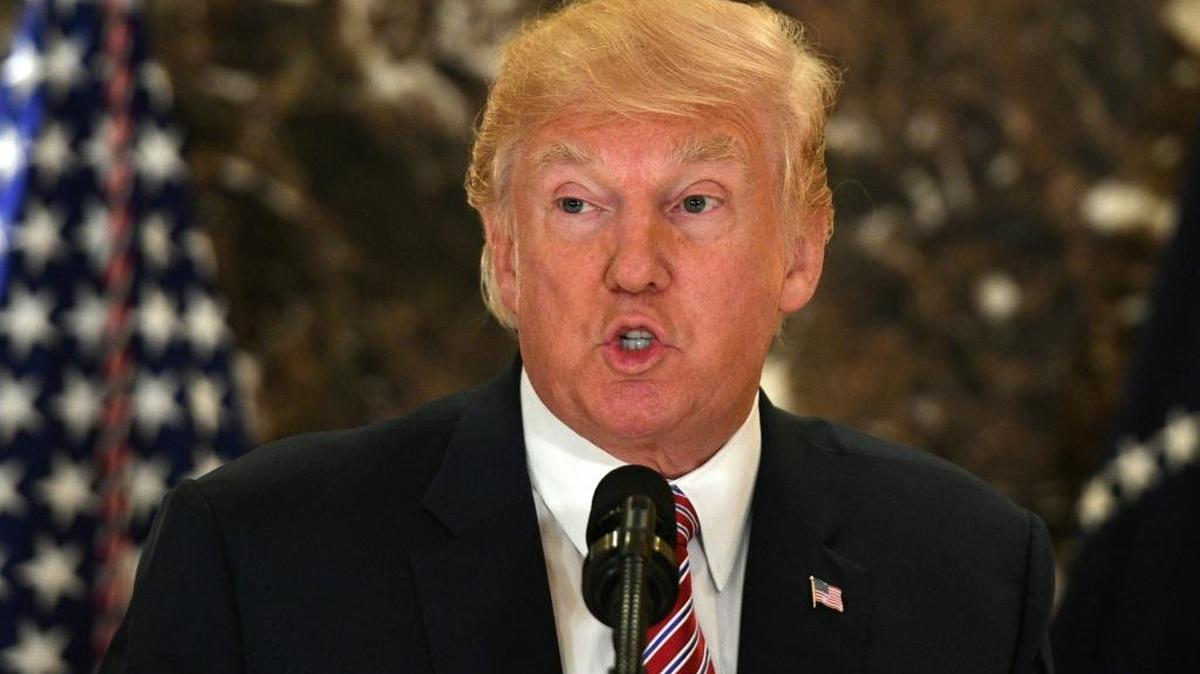 El presidente Donald Trump habla en el lobby del Trump Tower en Nueva York, el 15 de agosto.