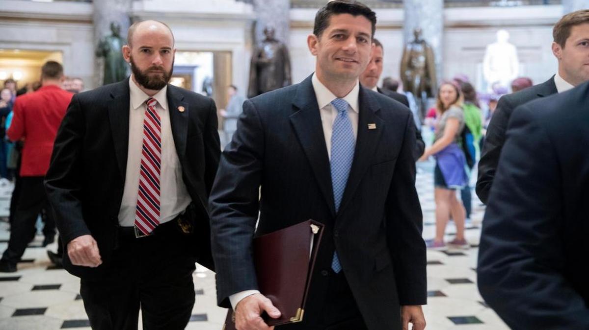 El Presidente de la Cámara de Representantes de los Estados Unidos, Paul Ryan (c), pasea por Statuary Hall antes de la votación de la Cámara sobre la ‘Consolidated Appropriations Act’, que financiará al gobierno hasta septiembre, en el Capitolio de los Estados Unidos el miércoles 3 de mayo de 2017, en Washington, DC, (EE.UU.).