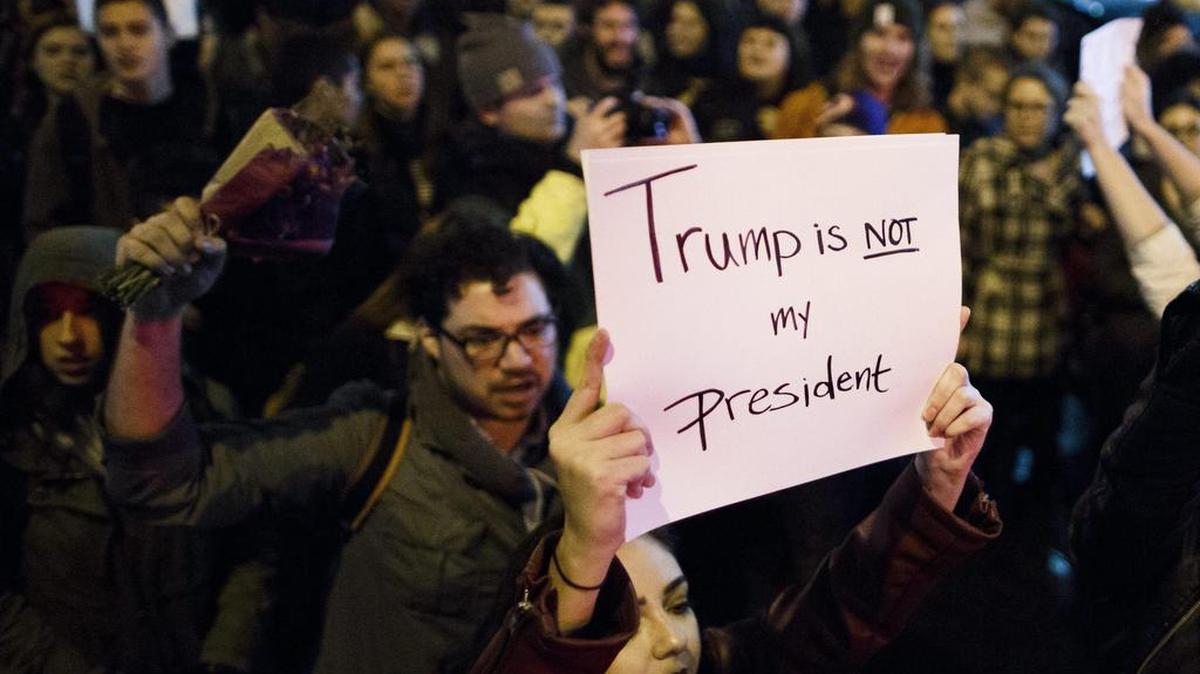 Ciudadanos protestan contra el resultado electoral que dió a Donald Trump, el candidato republicano, como presidente de Estados Unidos este miércoles 9 de noviembre de 2016, en Nueva York (Estados Unidos).