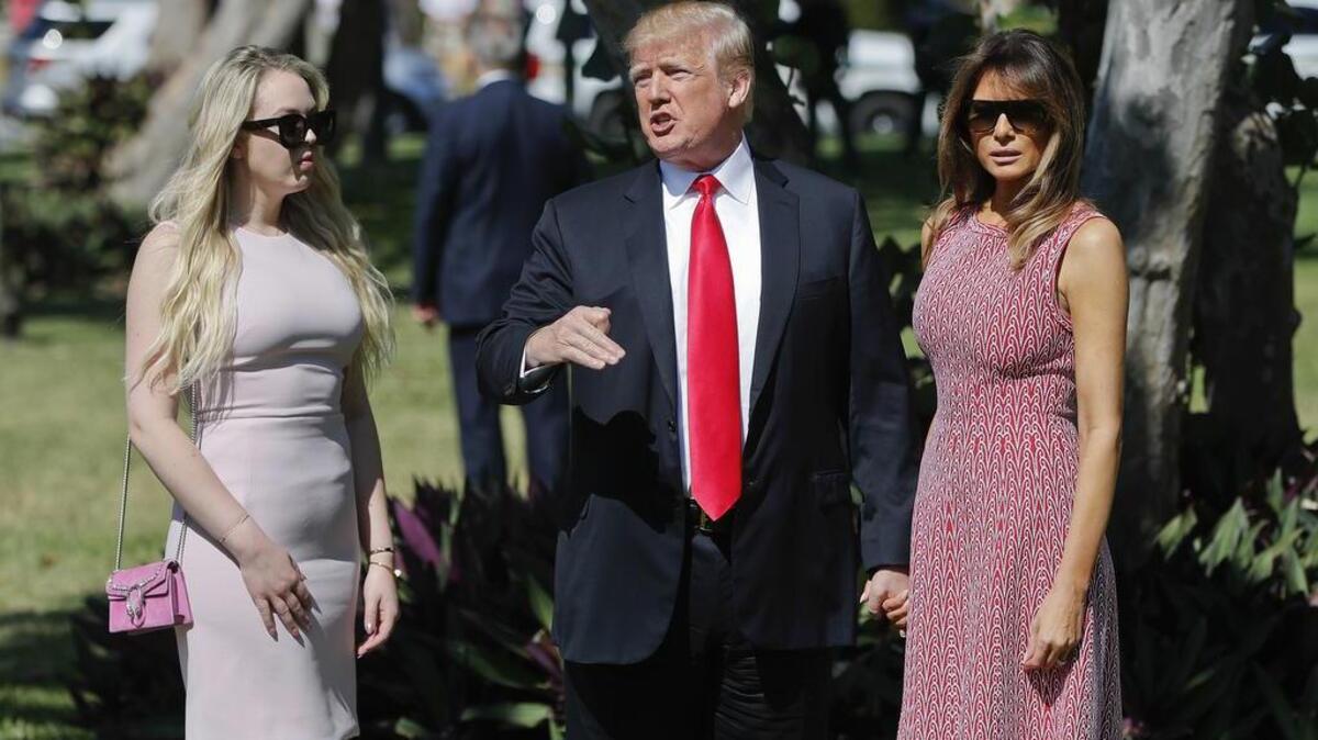 El president Donald Trump se detiene a responder preguntas de los periodistas, acompañado de su hija Tiffany y su esposa Melania, en camino a la Iglesia Episcopal Bethesda-by-the-Sea, el domingo en Palm Beach, Florida.