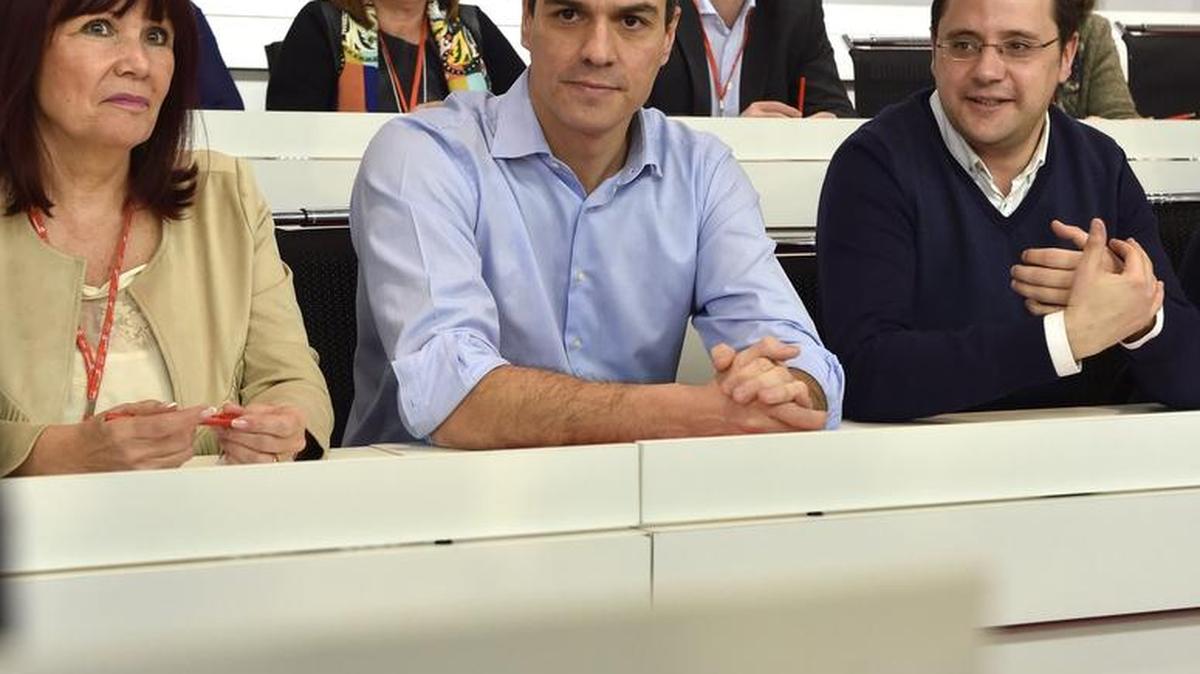 El líder del Partido Socialista (PSOE) y candidato a la presidencia del Gobierno español, Pedro Sánchez (centro).