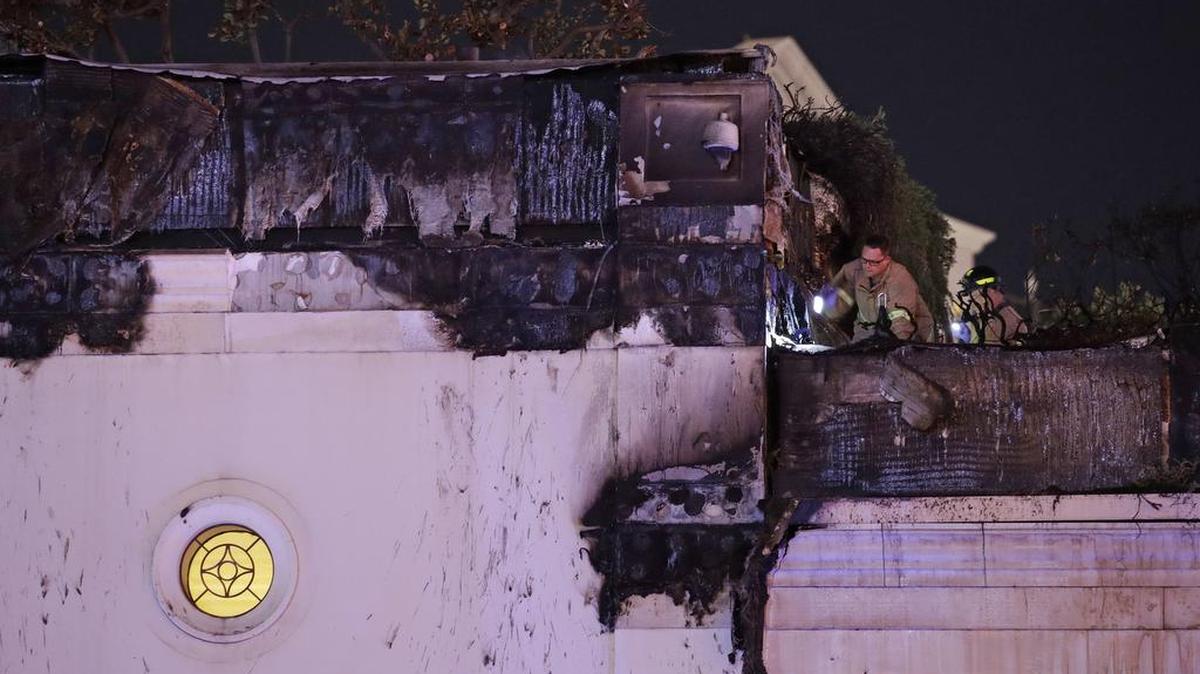 Bomberos examinan el daño que un incendio causó en el techo del hotel y casino Bellagio en Las Vegas, Nevada, el jueves 13 de abril de 2017.