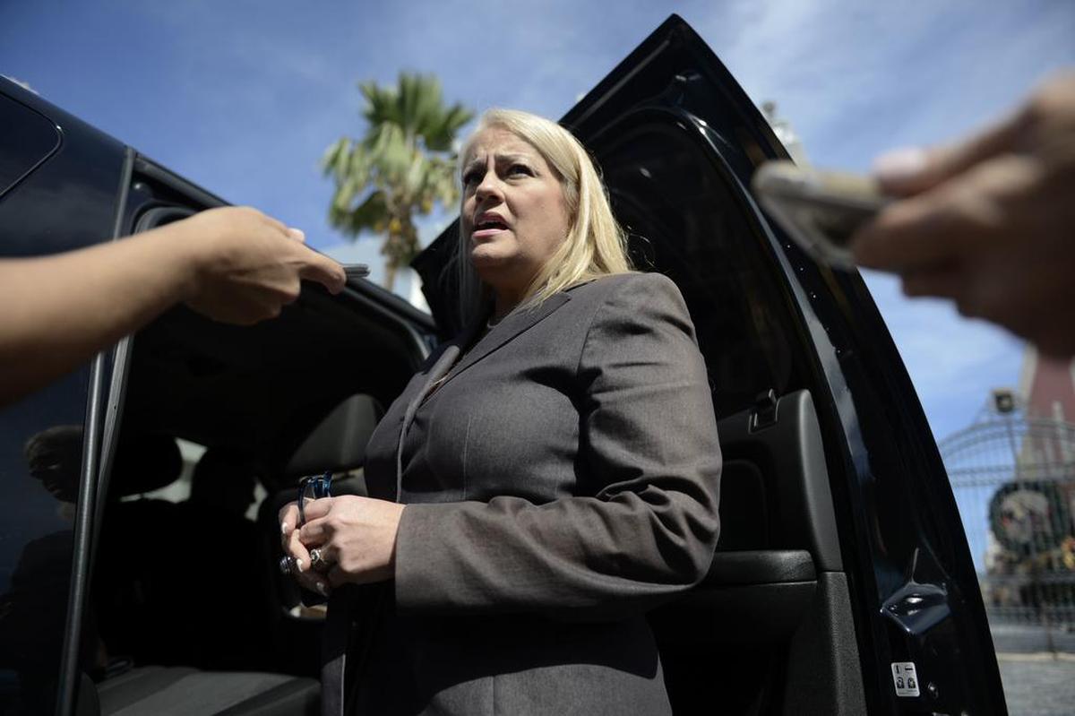 En esta imagen del 16 de enero de 2018, la entonces secretaria de Justicia, Wanda Vázquez, ahora gobernadora, responde a preguntas de los reporteros en San Juan, Puerto Rico.