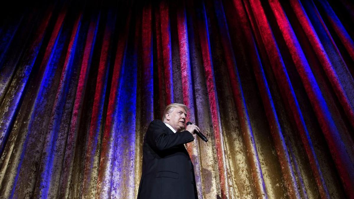 El presidente electo de EE.UU. Donald Trump habla el martes 17 de enero de 2017, en la Chairman's Global Dinner en el auditorio Andrew W. Mellon, en Washington.