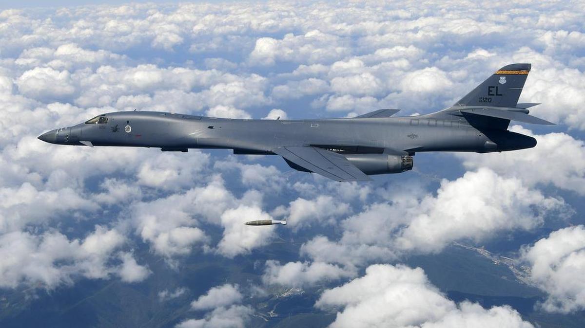 Un bombardero estratégico B-1B estadounidense lanza una bomba MK-82 durante una misión de simulacro de bombardeo en Pilseung, en la provincia de Gangwon (Corea del Sur), el 18 de septiembre de 2017. EDITORIAL/NO VENTAS