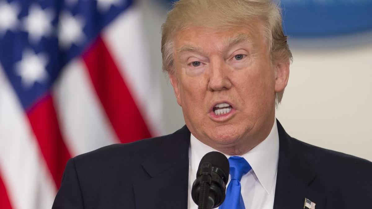 Presidente estadounidense Donald Trump habla en el Edificio de la Oficina Ejecutiva de Eisenhower junto a la Casa Blanca en Washington, DC, 19 de julio de 2017.
