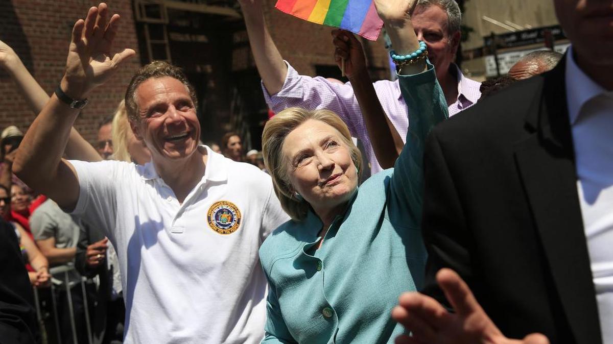 La precandidata presidencial demócrata Hillary Clinton participa con el gobernador de Nueva York, Andrew Cuomo (izq.), en la marcha del Orgullo Gay el domingo en Nueva York.
