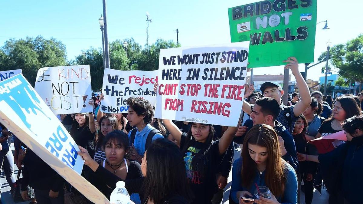 Estudiantes de las escuelas secundarias del Este de Los Ángeles marchan a la Plaza Mariachi el 14 de noviembre de 2016 en el este de Los Ángeles, California, para protestar contra el presidente electo Donald Trump.