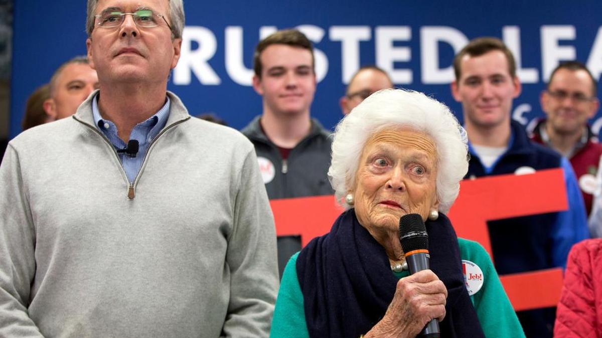 Jeb Bush afirmó el viernes que no tiene la intención de abandonar la carrera, y su madre de 90 años y su hermano George W. Bush se sumaron a su campaña para apoyarlo.