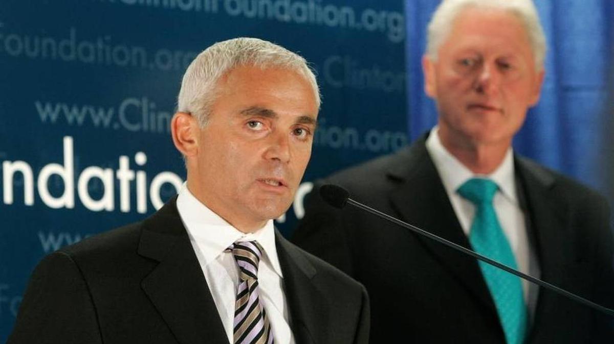 El magnate minero canadiense Frank Giustra, un importante donante a la Fundación Clinton, fue nombrado director de UrAsia Energy Ltd, empresa registrada en el paraíso fiscal de las Islas Vírgenes Británicas. En esta imagen se le ve junto al ex presidente Clinton en una conferencia de prensa en Nueva York en junio del 2007.