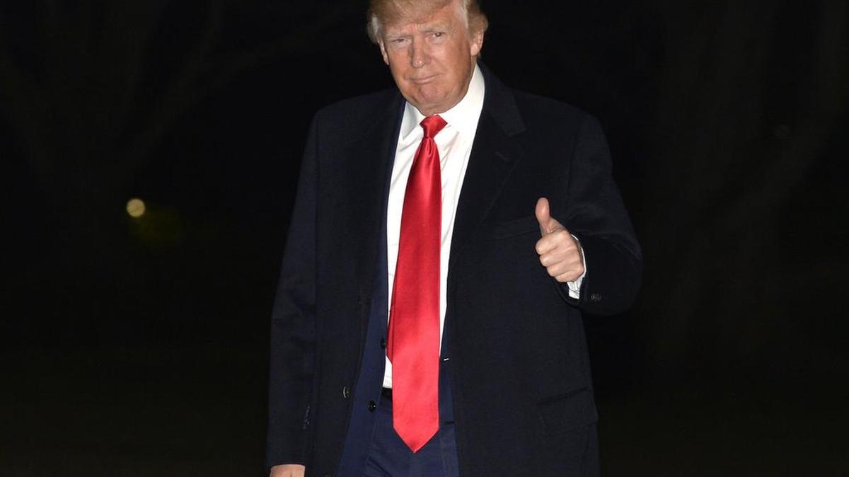 El presidente estadounidense Donald J. Trump saluda al desembarcar del Marine One el lunes 20 de febrero de 2017, en Washington, a su regreso de pasar un fin de semana en Florida durante el Día del Presidente.