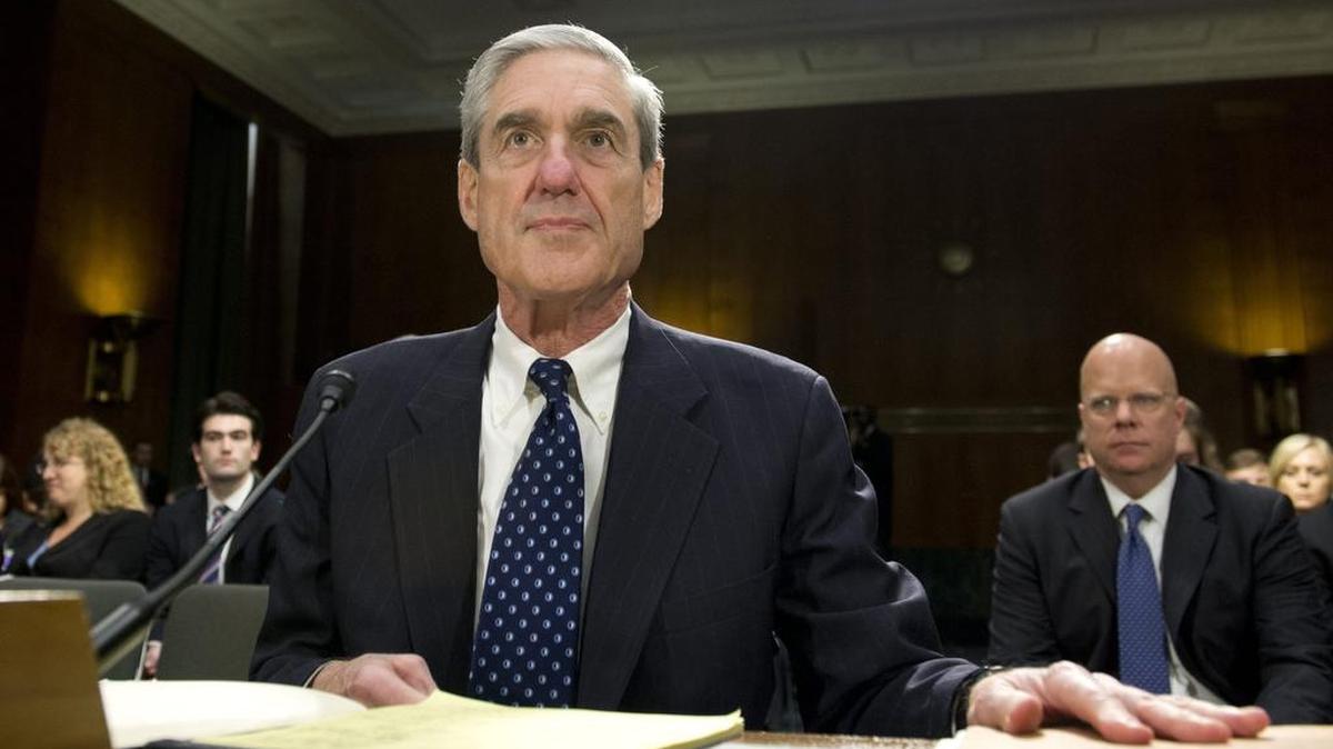 Esta fotografía de archivo tomada el 19 de junio de 2013 muestra al entonces Director de la Oficina Federal de Investigación (FBI) Robert Mueller llegando a testificar ante el Comité Judicial del Senado de los EEUU Sobre la supervisión durante una audiencia en Capitol Hill en Washington, DC.