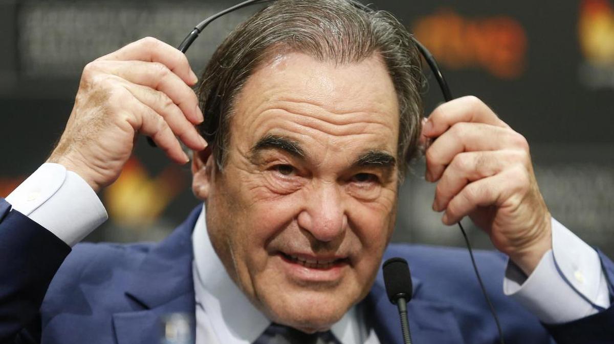 El director Oliver Stone, durante la rueda de prensa posterior a la presentación de la película "Snowden", que se proyecta fuera de concurso en la 64 edición del Festival Internacional de Cine de San Sebastián, un filme sobre el exanalista de la agencia nacional de seguridad de EEUU que filtró miles de documentos clasificados a la prensa.
