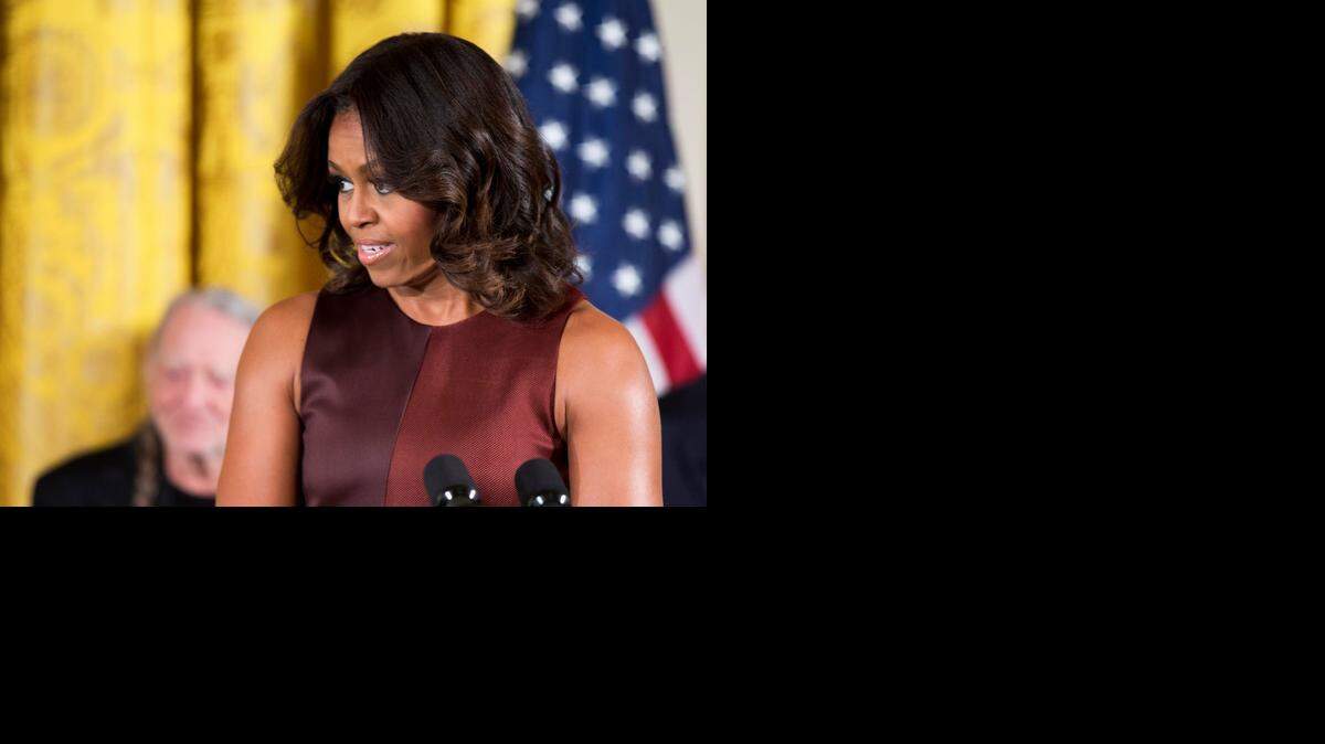 
Al menos una vez al año, la primera dama Michelle Obama sorprende a los visitantes mientras toman el tour de la Casa Blanca. 
