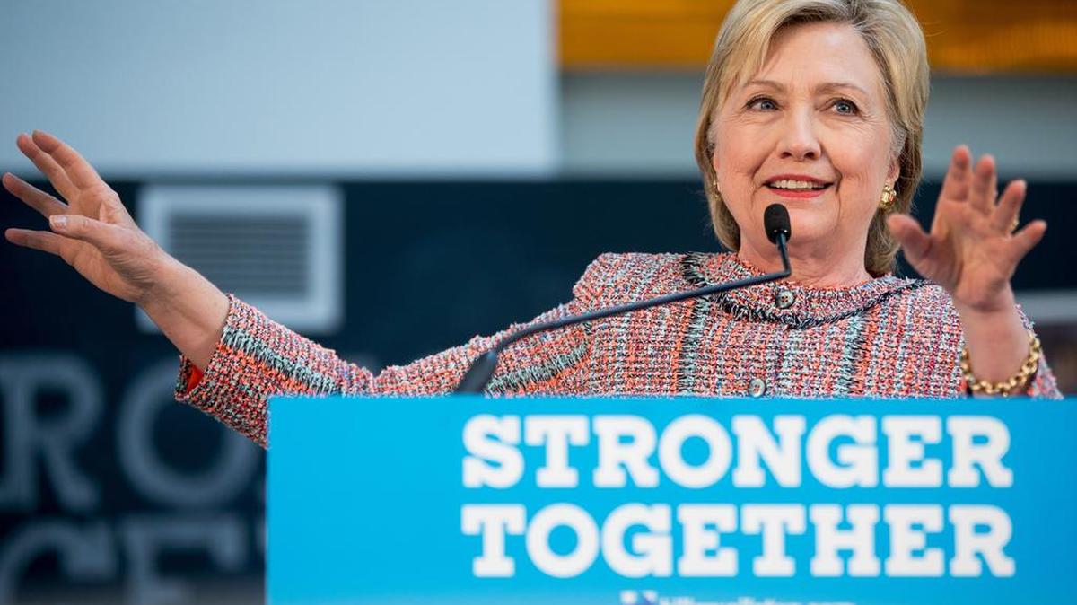 La candidate Hillary Clinton fue objeto de una investigación por los sucesos en Bengazi.