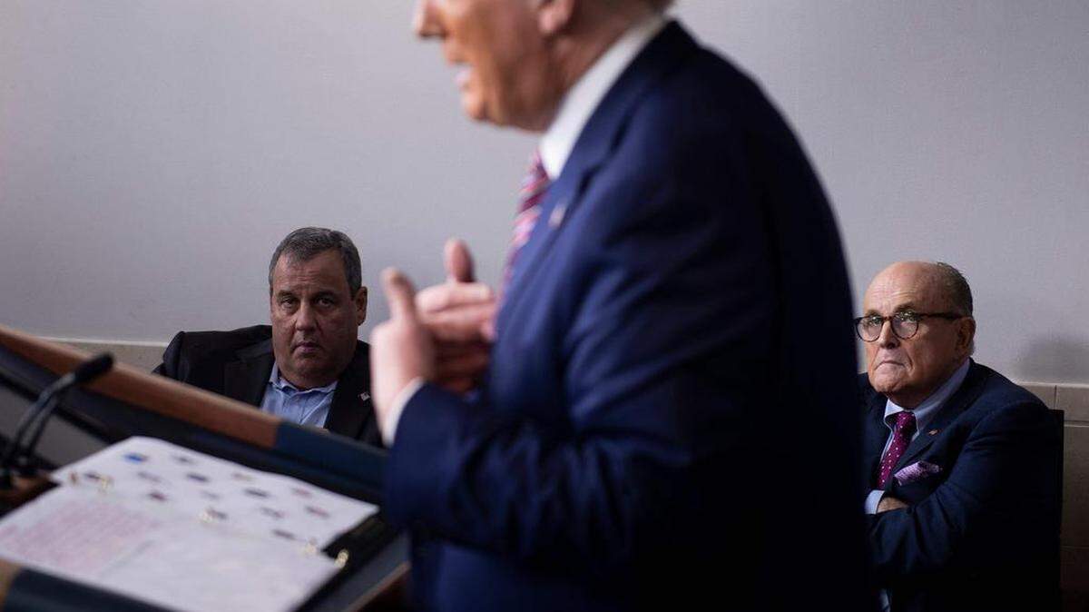 El presidente Donald Trump durante una conferencia de prensa, en esta foto de archivo. En el fondo, el ex gobernador Chris Christie y el ex alcalde Rudy Giuliani.
