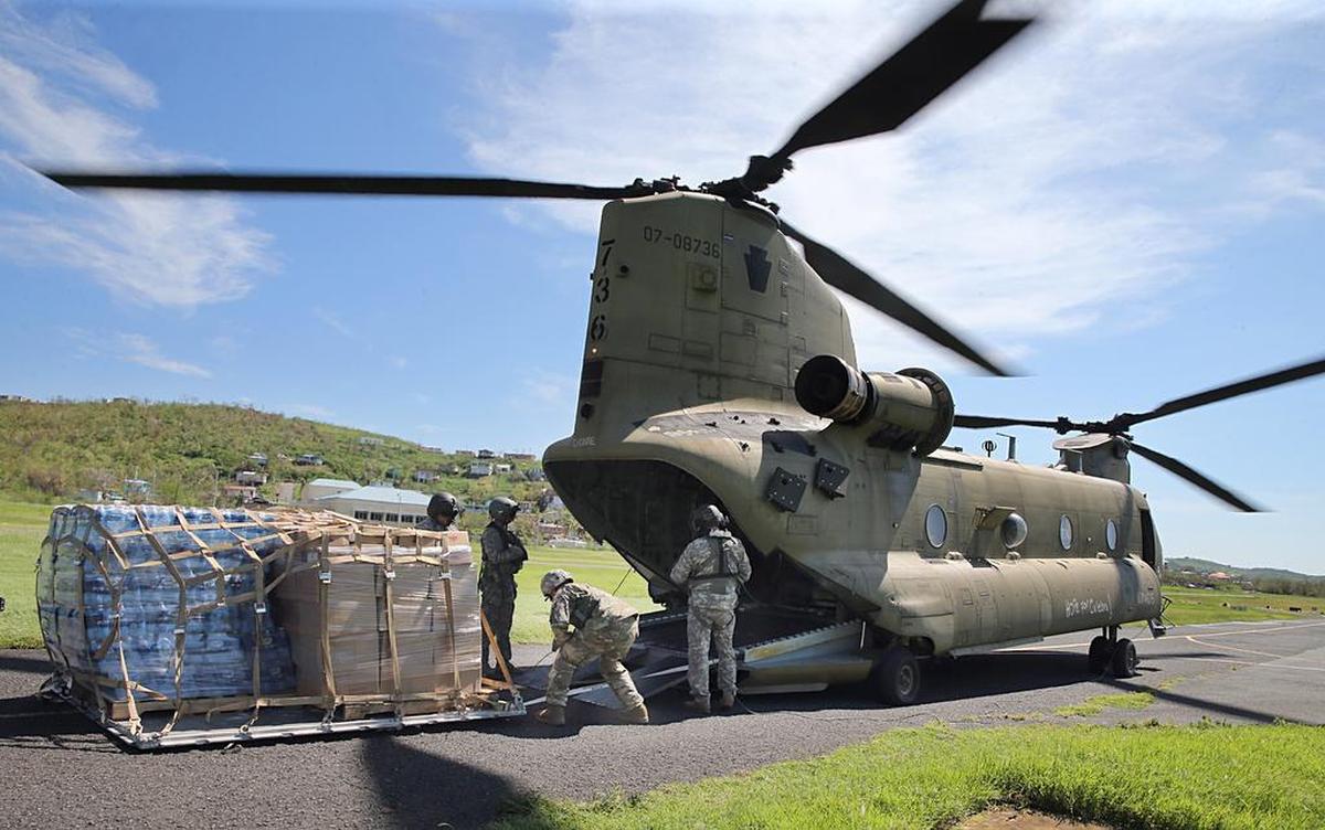 Un grupo de la Fuerza Aérea de Estados Unidos descarga un generador eléctrico y otros suministros de emergencia de un helicóptero Chinook tras aterrizar en la isla Culebra, en Puerto Rico, tras el paso del huracán María.