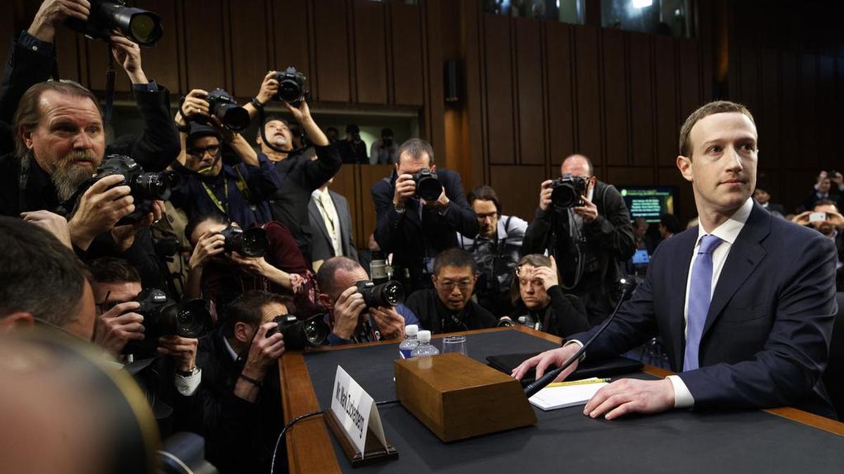 En esta imagen del 10 de abril de 2018, Mark Zuckerberg, director ejecutivo de Facebook, comparece ante un comité del Senado en el Capitolio, en Washington.
