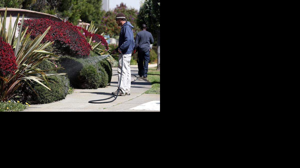 
California implantó el miércoles una serie de medidas para reducir el gasto de agua en un 25 por ciento mediante una orden ejecutiva.
