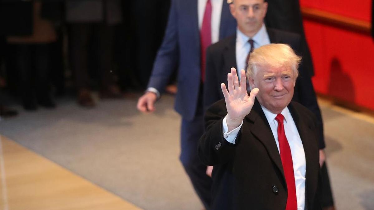 El presidente electo Donald Trump camina por el lobby del New York Times después de reunirse con editores del periódico, el martes.