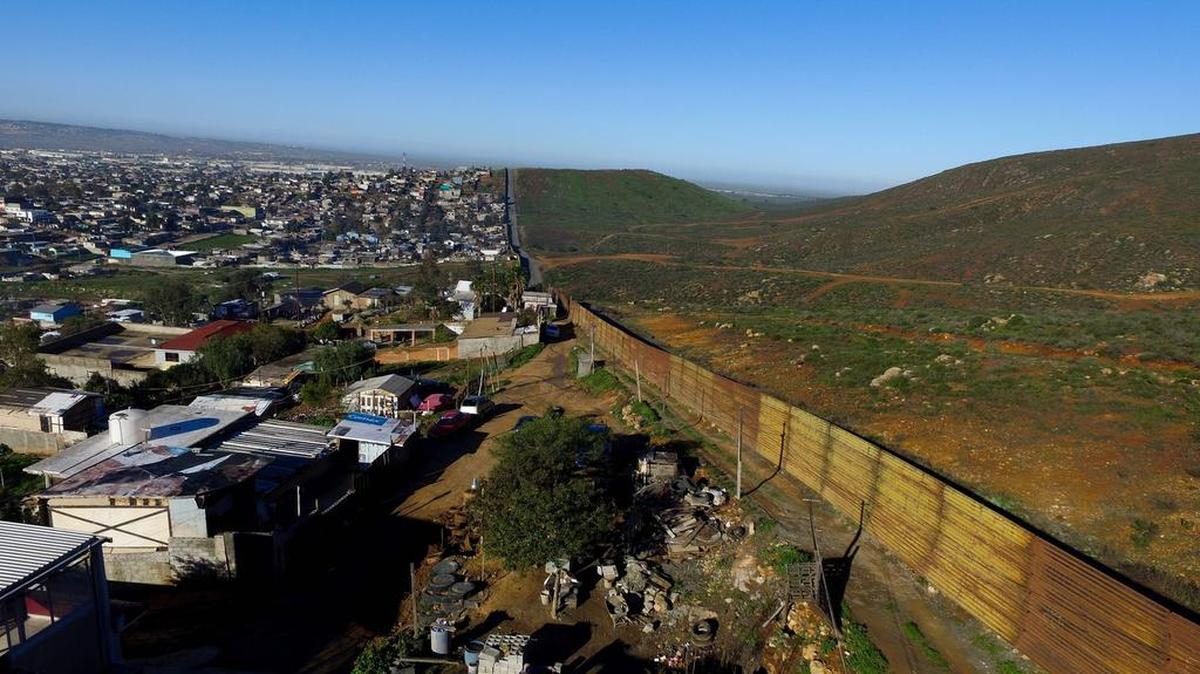 Imagen aérea de un muro en la frontera entre los Estados Unidos y México en El Nido del Aguila, en las afueras de Tijuana, al noroeste de México el 26 de enero de 2017.