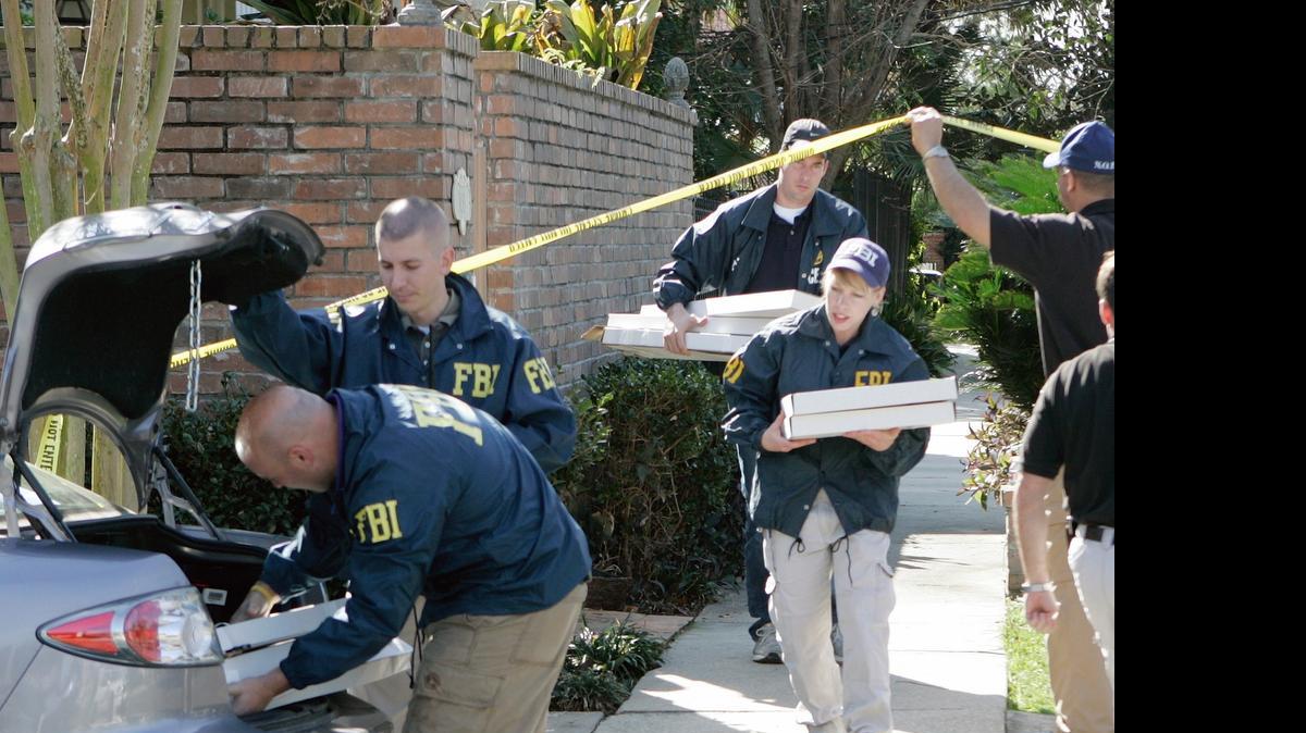 
Agentes del FBI allanan una propiedad durante otra investigación en el 2008 sobre un caso de espionaje.
