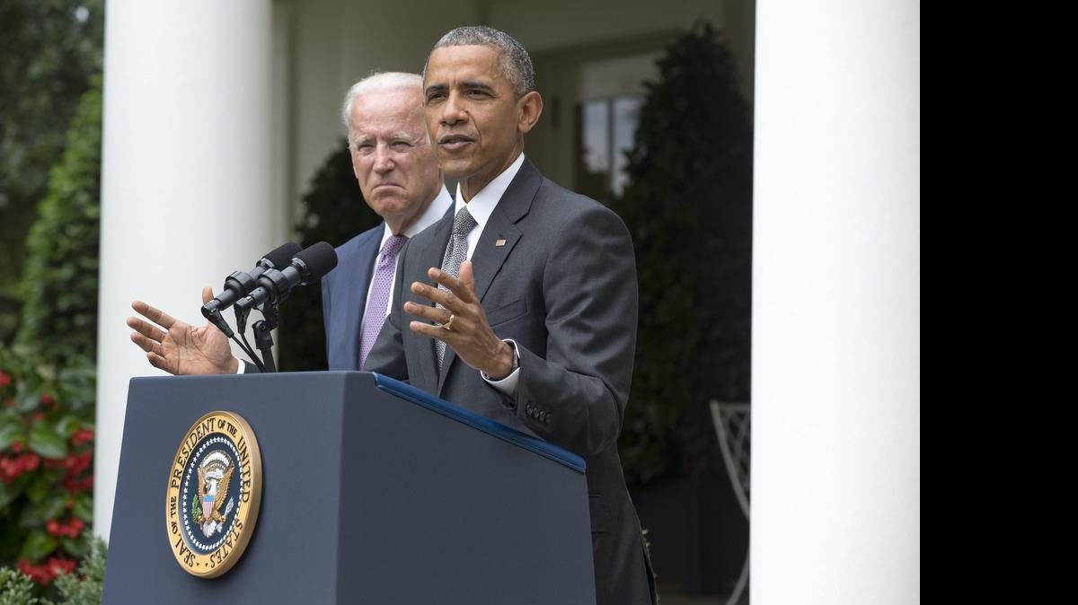 
 El presidente estadounidense Barack Obama (d) pronuncia un discurso sobre la resolución del Tribunal Supremo relativa a la Ley de Cuidado Asequible de la Salud (ACA) en el Jardín De Las Rosas De La Casa Blanca en Washington, Estados Unidos, hoy 25 de junio de 2015. 
