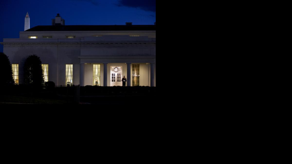 
En esta foto de archivo, un marine custodia el ala oeste de la Casa Blanca en Washington. 

