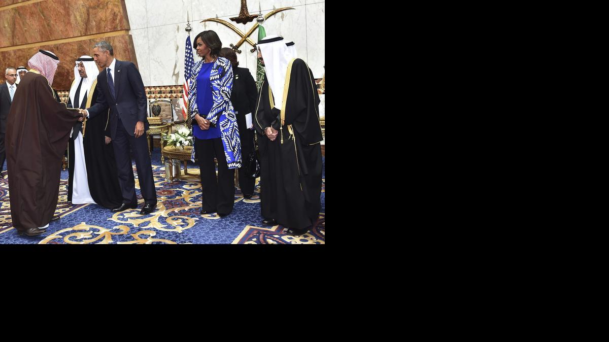 
El presidente, Barack Obama (c), y su esposa Michelle Obama, son recibidos por el nuevo rey saudita, Salman bin Abdelaziz (der.), tras su llegada a Riad.


