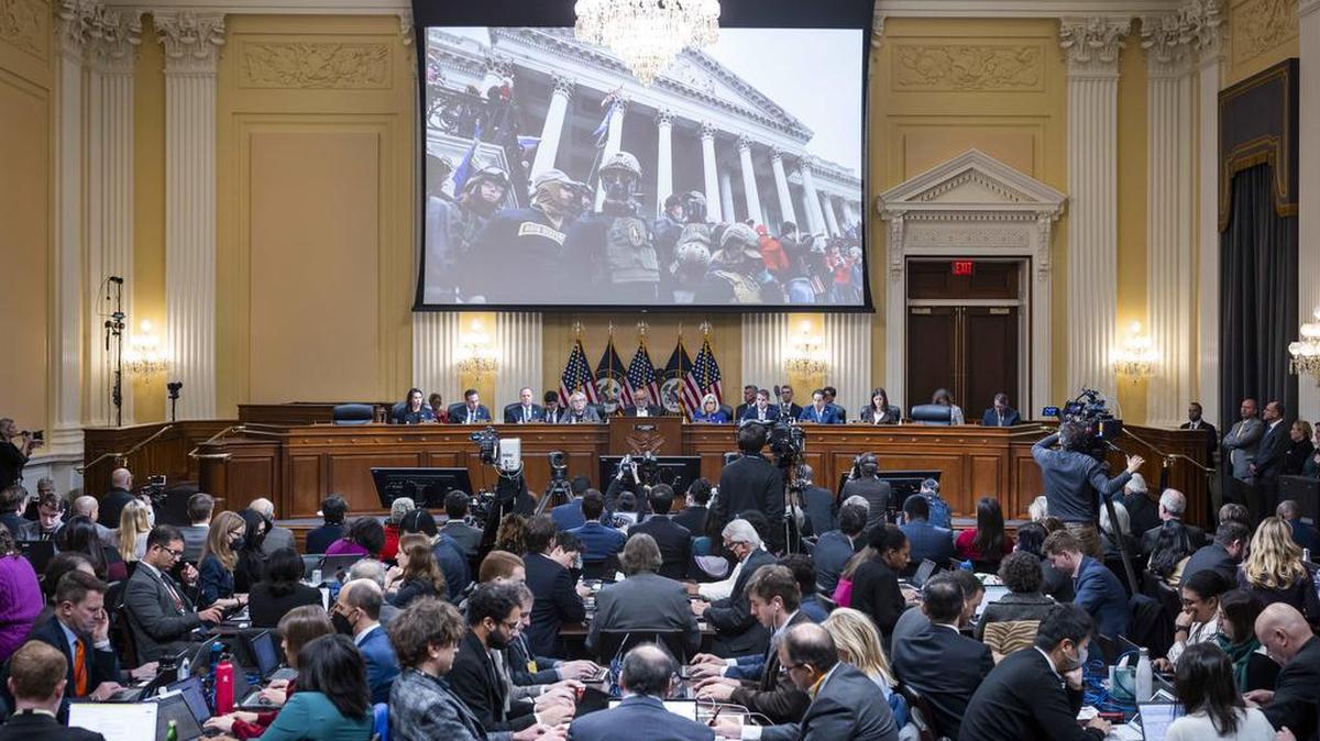 El comité selecto de la Cámara de Representantes que investiga el ataque al Capitolio de los Estados Unidos celebra su reunión final para votar sobre las remisiones penales contra el expresidente Donald Trump el lunes 19 de diciembre de 2022 en el edificio de oficinas de Cannon House en Washington, DC.