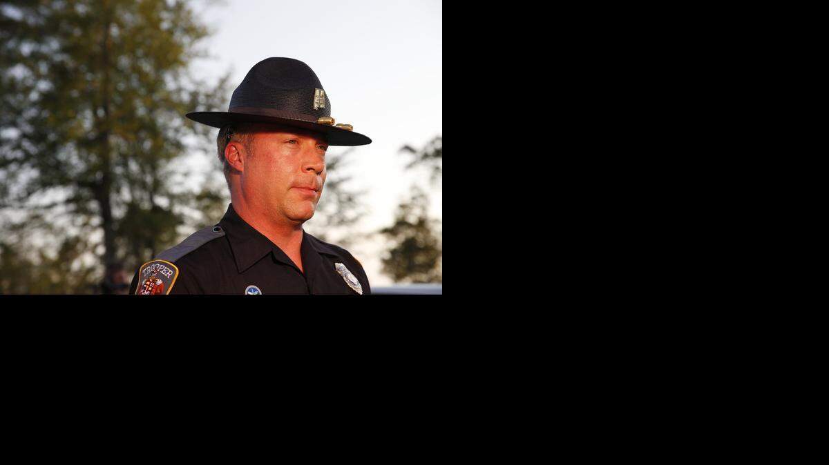 <cutline_leadin>El sargento</cutline_leadin> Steve Jarrett del Departamento de Seguridad Pública de Alabama durante una conferencia de prensa el martes, cerca de Camden.<252><252><252><252><252>