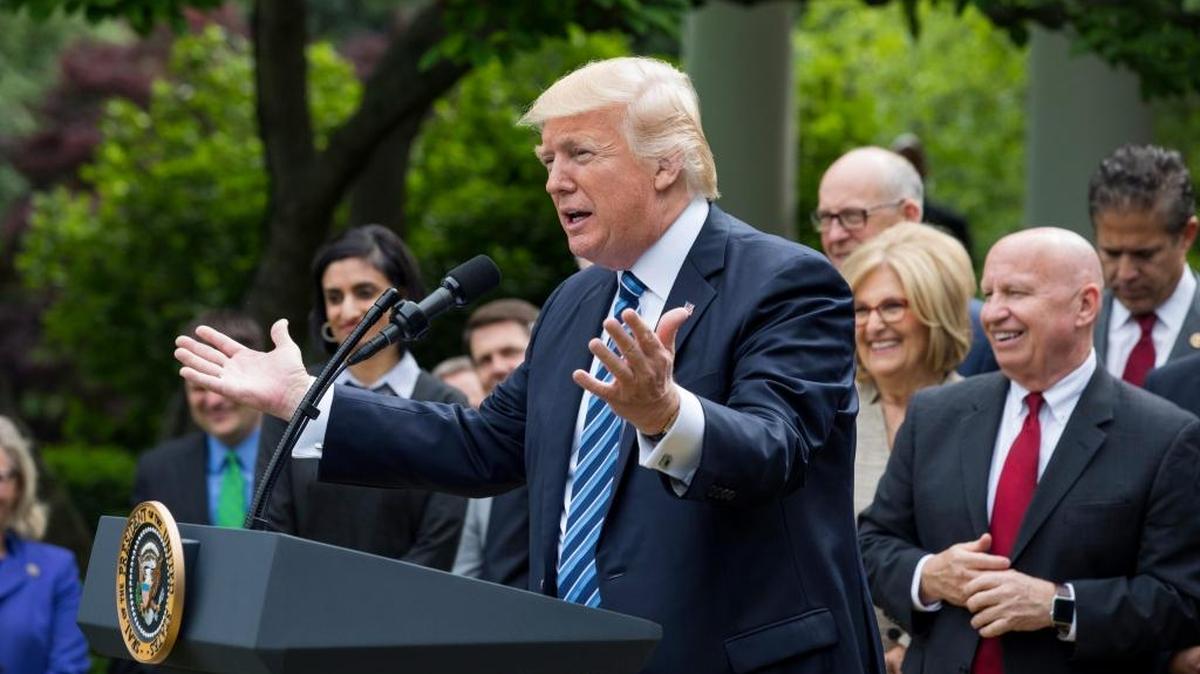 El presidente de EEUU, Donald J. Trump, acompañado por legisladores, habla sobre la votación en la Cámara para rechazar y reemplazar el programa de salud Obamacare el jueves 4 de mayo de 2017, en el Rose Garden de la Casa Blanca en Washington.