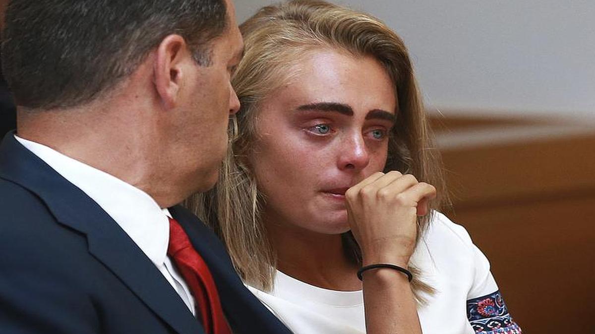Un juez de la corte juvenil de Taunton (Massachusetts) otorgó a Michelle Carter una pena de dos años y medio: 15 meses en una cárcel y el resto en libertad condicional, por alentar a su depresivo novio a suicidarse en mensajes de texto y llamadas telefónicas.