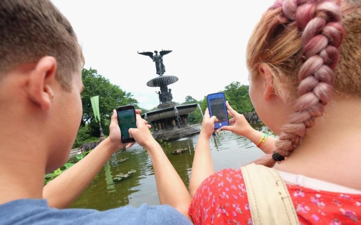Lucas Pelton and Kateri Pelton juegan Pokemón Go en Central Park.