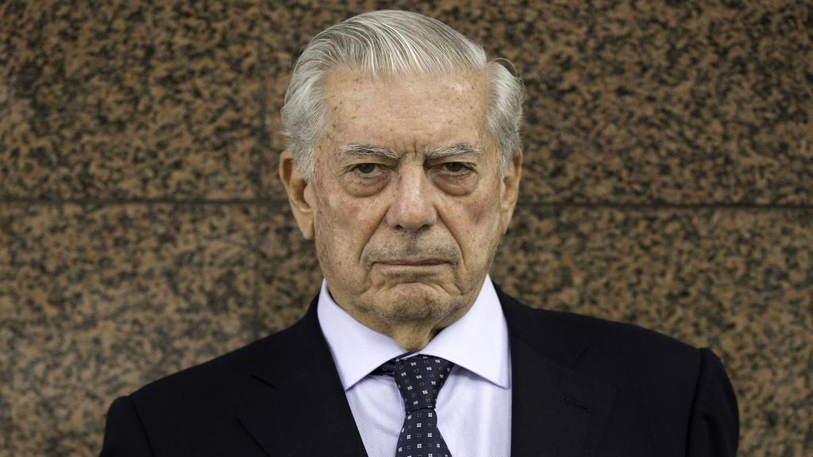 El escritor ganador del premio Nobel Mario Vargas Llosa posa para una fotografía antes de atender un evento el 9 de junio de 2015, en Madrid, España.