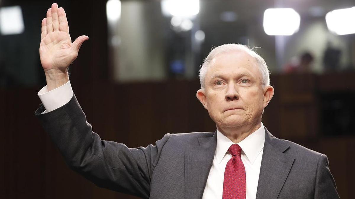 Fotografía de archivo con fecha del 13 de junio del 2017 y publicada de nuevo el 25 de julio del 2017, que muestra al fiscal general de Estados Unidos, Jeff Sessions, mientras jura su testimonio ante el Comité de Inteligencia del FBI en el Senado en Washington (Estados Unidos).