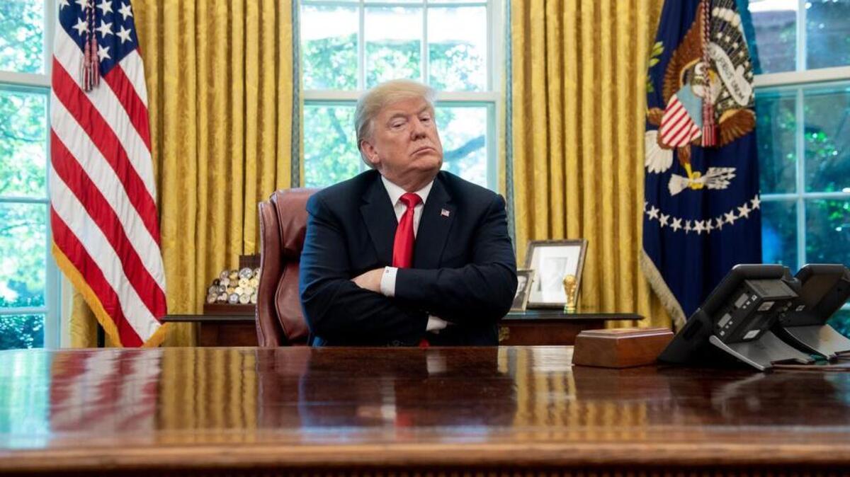 En esta foto de archivo tomada el 10 de octubre de 2018, el presidente de los Estados Unidos, Donald Trump, habla durante una sesión informativa sobre el huracán Michael en la Oficina Oval de la Casa Blanca en Washington, DC.
