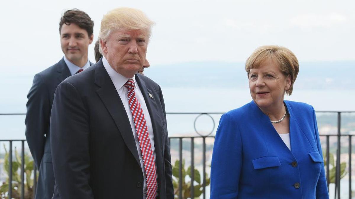 El presidente de los Estados Unidos, Donald Trump, camina junto a la canciller alemana Angela Merkel durante la Cumbre de los Jefes de Estado y de Gobierno del G7, en Sicilia.
