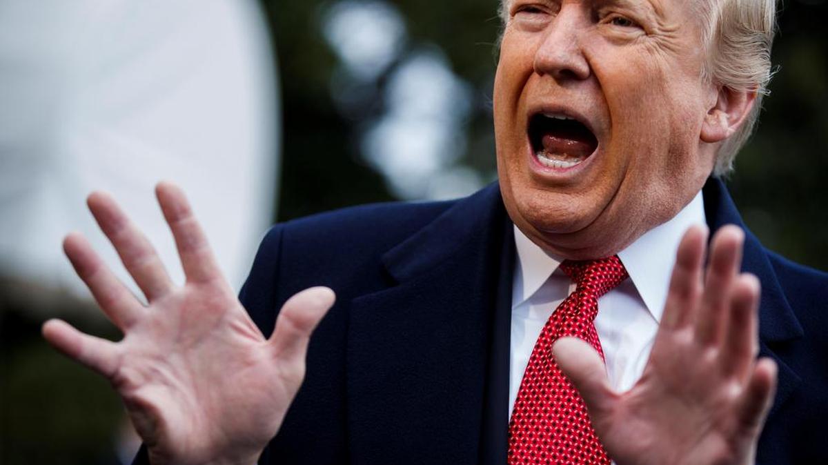 El presidente estadounidense, Donald Trump, conversa con los medios antes de viajar a Francia desde la Casa Blanca en Washington D.C (Estados Unidos) el 9 de noviembre del 2018.